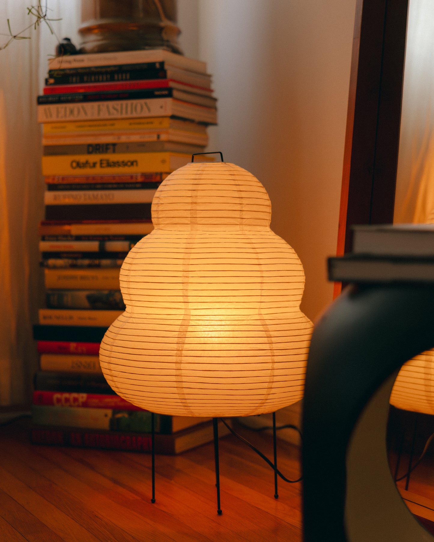 The Akari Enkei - Lucy’s Lamps is a minimalist paper lantern floor lamp with soft ambient glow. Ideal as a light therapy lamp, aesthetic lamp, or LED floor lamp. Perfect for bedroom floor lamp, tripod floor lamp, or modern floor lamps for living room and modern lamp for bedroom use.