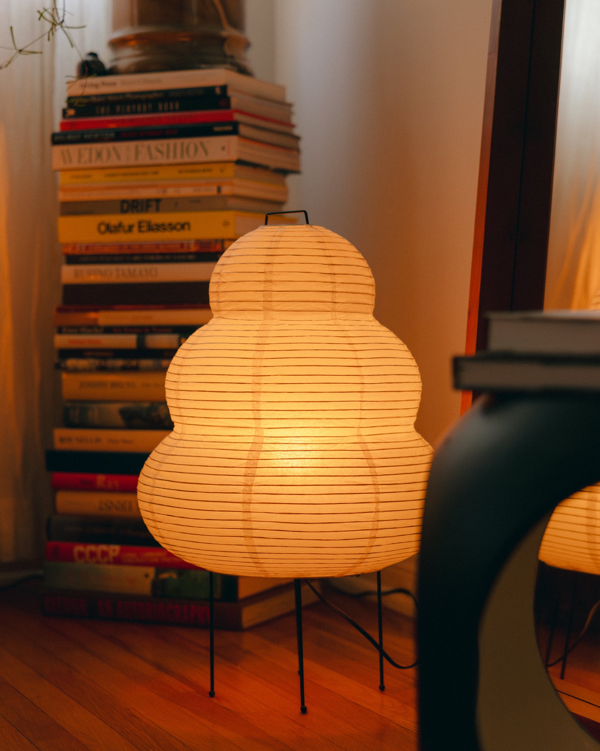 The Akari Enkei - Lucy’s Lamps is a minimalist paper lantern floor lamp with soft ambient glow. Ideal as a light therapy lamp, aesthetic lamp, or LED floor lamp. Perfect for bedroom floor lamp, tripod floor lamp, or modern floor lamps for living room and modern lamp for bedroom use.