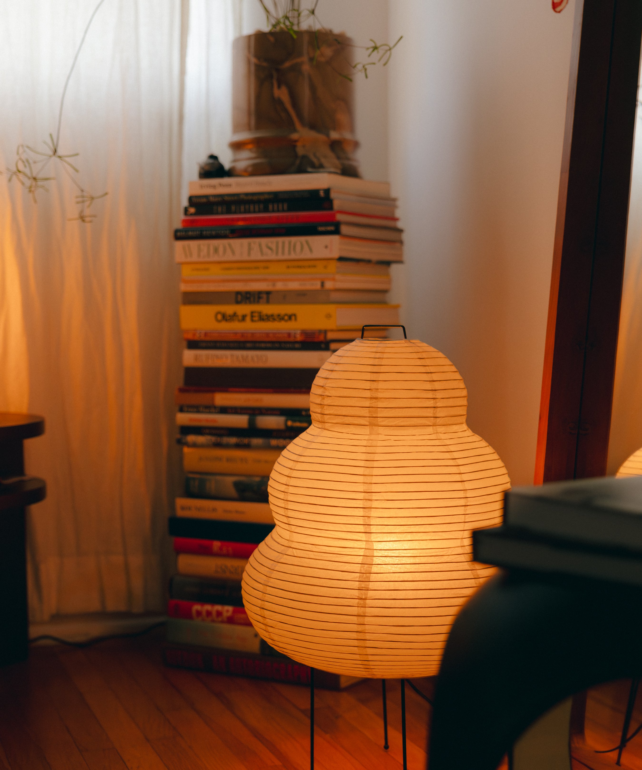 The Akari Enkei - Lucy’s Lamps is a minimalist paper lantern floor lamp with soft ambient glow. Ideal as a light therapy lamp, aesthetic lamp, or LED floor lamp. Perfect for bedroom floor lamp, tripod floor lamp, or modern floor lamps for living room and modern lamp for bedroom use.