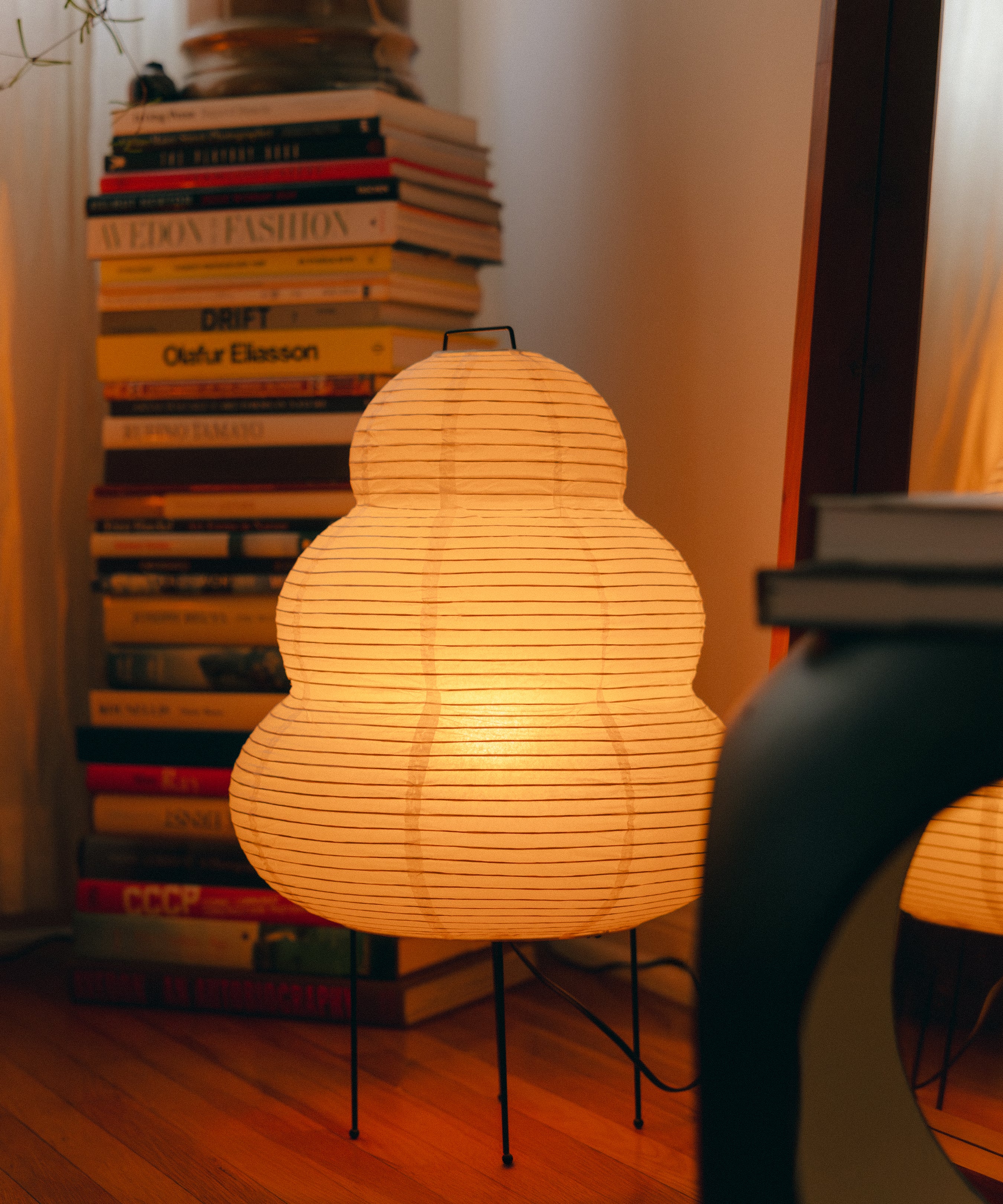 The Akari Enkei - Lucy’s Lamps is a minimalist paper lantern floor lamp with soft ambient glow. Ideal as a light therapy lamp, aesthetic lamp, or LED floor lamp. Perfect for bedroom floor lamp, tripod floor lamp, or modern floor lamps for living room and modern lamp for bedroom use.