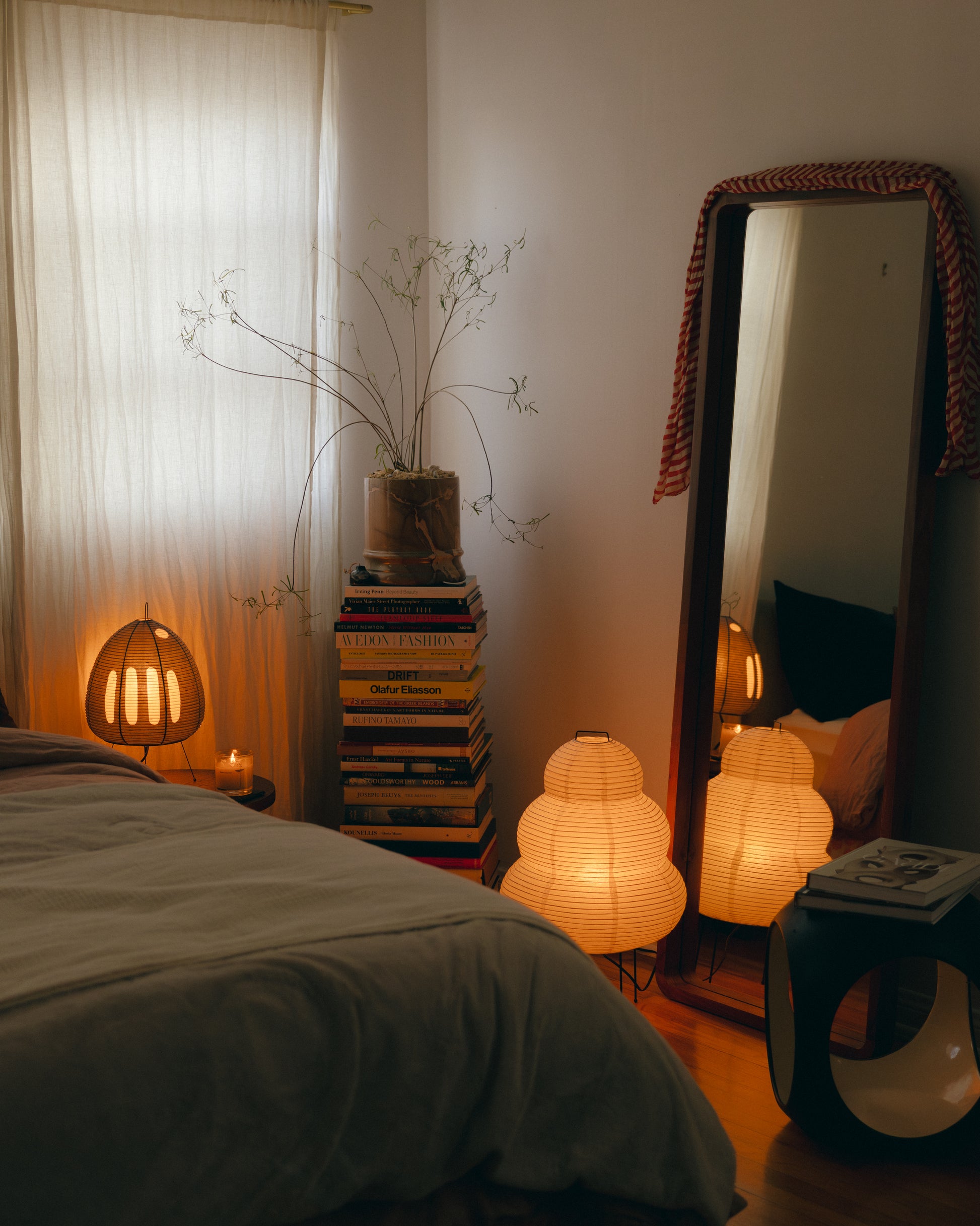 The Akari Enkei - Lucy’s Lamps is a minimalist paper lantern floor lamp with soft ambient glow. Ideal as a light therapy lamp, aesthetic lamp, or LED floor lamp. Perfect for bedroom floor lamp, tripod floor lamp, or modern floor lamps for living room and modern lamp for bedroom use.